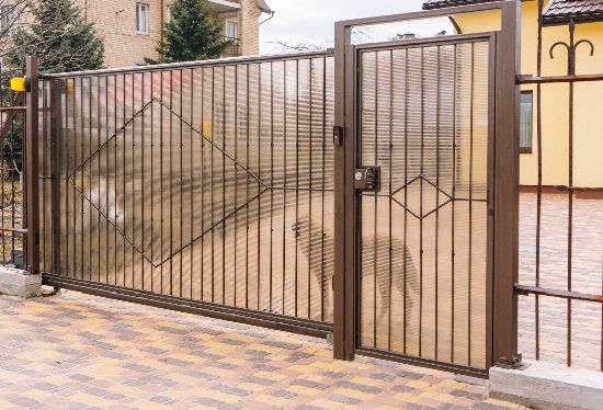 Купить ворота из профлиста с элементами ковки, с металлическими столбами в рамке или под дерево в Петергофе от 154980 руб